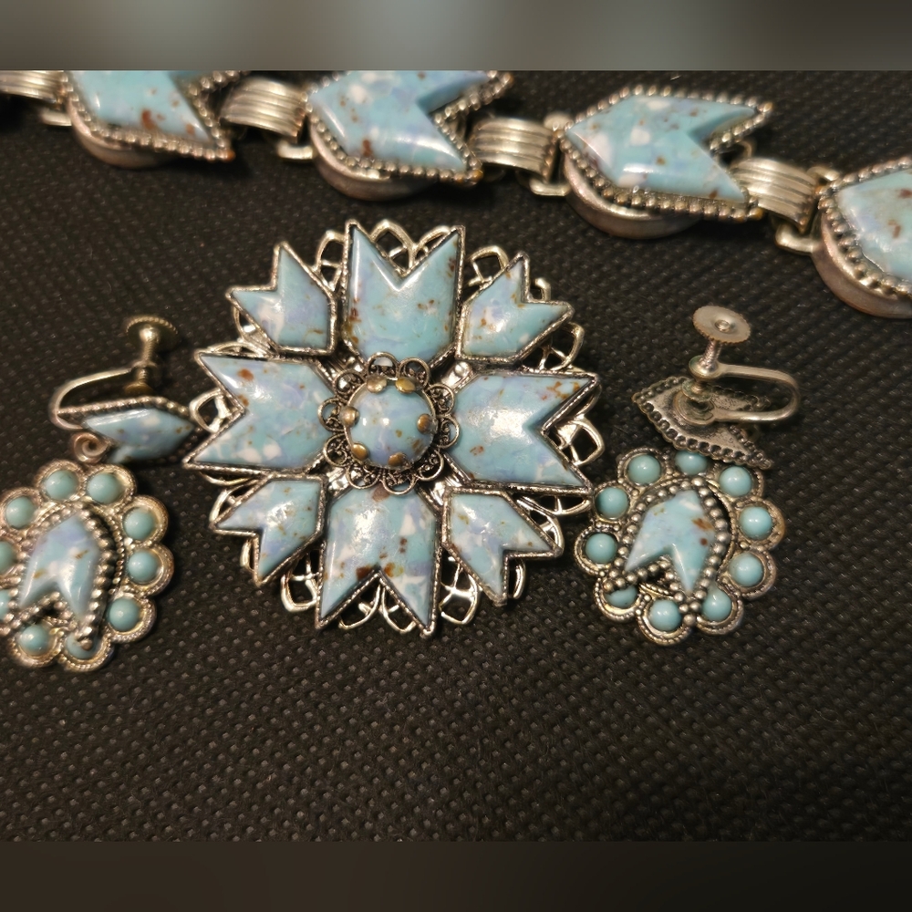 Elegant Silver and Blue Jewelry Set - Picture 2 of 7